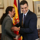Pablo Iglesias y Pedro Sánchez, en la Moncloa.-EFE / PACO CAMPOS