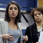 La portavoz de Podemos en el Congreso Irene Montero y la diputada de la formacion Gloria Elizo durante una rueda de prensa en el Congreso.-/ SERGIO BARRENECHEA (EFE)
