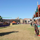 Un caballero blande una lanza durante una edición pasada del torneo medieval.-L. P