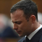 Oscar Pistorius rompe a llorar mientras la jueza lee el veredict en Pretoria, Sudáfrica.-Foto: EL PERIÓDICO