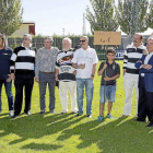 Varios de los homenajeados en el evento ‘5 décadas’ posan en el césped de Pepe Rojo.-Miguel Ángel Santos
