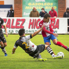 Villa, autor del gol del Tordesillas, intenta regatear a Sito Cruz.-MIGUEL ÁNGEL SANTOS