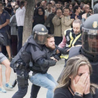 La policía interviene en el barrio de Cappont de Lleida.-RAMON GABRIEL