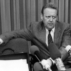 El portavoz del Politburó de la RDA, Günter Schabowski, durante la rueda de prensa que ofreció el 9 de noviembre de 1989.-AFP