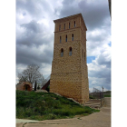 Torre de la antigua iglesia de Santa Cecilia donde se ubica la casa rural.-E. M.