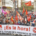 Cabecera de la manifestación de ayer en La Robla convocada por CCOO y UGT en defensa del futuro de la Montaña Leonesa.-ICAL