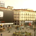 Imagen de la Puerta del Sol con la pancarta promocional de Narcos.-EL PERIÓDICO