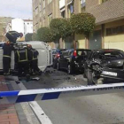 Los bomberos auxilian al conductor del Land Rover en la calle Dársena tras embestir contra cinco coches-El Mundo