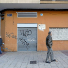 El centro de mayores de San Juan, con un cartel que anuncia el cierre por obras.-J. M. LOSTAU
