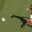 Gareth Bale centra durante el partido disputado por Gales e Irlanda del Norte en París.-AP / FRANCOIS MORI