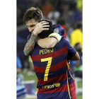 Pedro y Leo Messi, celebran el quinto gol del equipo blaugrana.-EFE