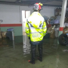 Un bombero evalúa la situación en un garaje inundado.-BOMBEROS VALLADOLID