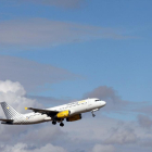 Salida del primer vuelo de Vueling desde el aeropuerto de Villanubla a Barcelona.-ICAL