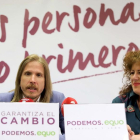 El secretario general de Podemos Castilla y León y candidato a la Junta, Pablo Fernández, analiza la actualidad política antes del inicio de la campaña electoral para los comicios autonómicos junto a la coportavoz de Podemos-Equo, Pepa Bueno-ICAL