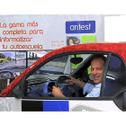 Carlos Arias posa en uno de los vehículos que sirve de simulador para sacarse el carné de conducir.-J. L. C.