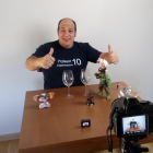 El profesor Sergio Barrio durante la grabación de uno de sus vídeos de YouTube.-EL MUNDO
