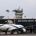 Un avión en el aeropuerto de Ben Gurión (Israel), este martes.-REUTERS / NIR ELIAS