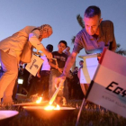 Ciudadanos egipcios encienden velas durante una vigilia por las 66 víctimas del vuelo de EgyptAir MS804, en la Opera House de El Cairo, el 26 de mayo.-AFP / KHALED DESOUKI