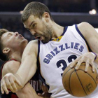 Marc Gasol y Meyers Leonard, en un momento del partido entre los Grizzlies y los Trail Blazers disputado en Menfis.-Foto: AP / MARK HUMPHREY