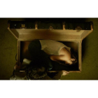 La actriz Mariam Hernández, encerrada dentro de un baúl en una escena del cortometraje ‘Amandine’.-
