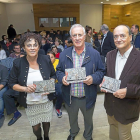 La concejala Rafi Romero, Jesús Corrales y Gustavo Martín Garzo con un ejemplar de el libro.-PABLO REQUEJO (PHOTOGENIC)