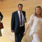 La consejera de Economía, Pilar del Olmo, a su llegada a la comisión de investigación con el presidente de la misma, Salvador Cruz.-ICAL
