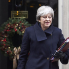 La primera ministra británica, Theresa May, abandonando la residencia gubernamental de Downting Street.-AFP