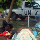 Desplazados sursudaneses de los combates de Yuba en un campamento de la ONU.-REUTERS