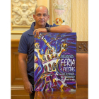 Juan Carlos Velasco junto a su cartel para las fiestas-Pablo Requejo