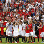 Los jugadores del Sevilla celebran su victoria por 2-1 ante el FC Barcelona, al finalizar el partido correspondiente a la séptima jornada de Liga disputado en el estadio Sánchez Pizjuan.-EFE/JOSÉ MANUEL VIDAL