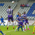 Juan Villar pudo lograr el 2-2 en este remate de cabeza que salió por encima del larguero, ayer en el Carlos Tartiere.-Photo-deporte