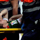 Iker Muniain es retirado en camilla tras lesionarse de gravedad ante el Sevilla en el Sánchez Pizjuan.-Foto:   EFE / CRISTINA QUICLER