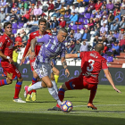 De Tomás salva el marcaje de Ripa en el partido frente al Numancia.-MIGUEL ÁNGEL SANTOS