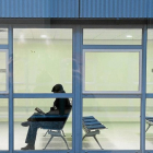 Una persona permanece en la sala de espera del Hospital Universitario de Burgos. ICAL