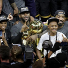 LeBron James celebra con sus dos hijos la victoria de Cleveland en la NBA.-AFP