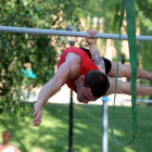 Una imagen de un deportista practicando la calistenia en Las Moreras. / M. ÁLVAREZ