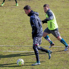 Rennella, presionado por Tiba en el entrenamiento de ayer.-Pablo Requejo