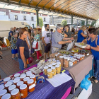 Un señor compra fruta en uno de los puestos de la XI edición del Mercado Ecológico de la plaza de España.-T.SANCHO / PHOTOGENIC