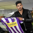 Tulio de Melo posa con la camiseta del Real Valladolid durante su presentación-J.M.Lostau
