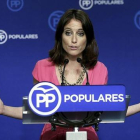 La vicesecretaria de Estudios y Programas del PP y número dos del PPC, Andrea Levy, durante la rueda de prensa en la que ha hablado de la corrupción en CDC y la reforma del Constitucional.-EFE / EMILIO NARANJO