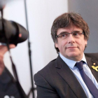 El expresidente de la Generalitat Carles Puigdemont posa para los fotógrafos tras un encuentro con periodistas extranjeros, esta semana.-HAYOUNG JEON (EFE)