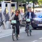 Momento de la llegada de Teresa Ribera en bici a la cumbre, mientras detrás graba con medio cuerpo fuera del coche uno de los miembros de su equipo.-E. M.