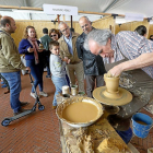 Pablo Hernández muestra sus técnicas a unos curiosos visitantes a la Feria de Artesanía de Medina del Campo.-J.M. LOSTAU