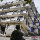 Soldados mexicanos montan guardia a pocos metros del hotel Sensación, hundido tras el terremoto, en Matias Romero (Oaxaca), el 8 de septiembre-AFP / VICTORIA RAZO