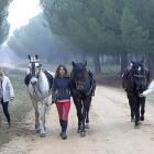 Una de las responsables de la ruta a caballo junto con dos participantes mientras realizan el itinerario con los caballos en la localidad de Simancas.-J.M. LOSTAU