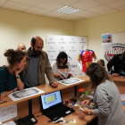 Un momento ayer de la venta de entradas en las oficinas del BM Atlético Valladolid en Huerta del Rey.-EM