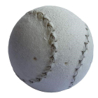 Una pelota vasca: núcleo de madera, hilo de oveja latxa y dos piezas de piel con forma de 8.-