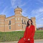 Carolina Inaranja, frente al castillo en el que se encuentran las instalaciones de Monte la Reina.-