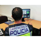 Agente del Grupo de Investigación Tecnológica de Valladolid, la unidad que practicó las dos detenciones.-E. M.