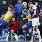 Peter Crouch, en la imagen rematando de cabeza.-MARTIN RICKETT (AP)